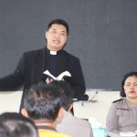 Kasi Humas Polres Tapsel, AKP Maria Marpaung, saat mendampingi Pengkhotbah, Pdt Robin Hutabarat, yang sedang memberikan khotbah dalam pelaksanaan Binrohtal bagi personel