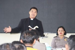 AKP Maria Pimpin Binrohtal Agama Nasrani Bagi Personel Polres Tapsel