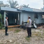 Polisi dari Polsubsektor Simangambat saat mengecek lokasi kebakaran Rumah permanen yang ditinggal pemilik keluar kota