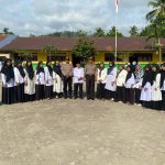 Kapolsek Batang Angkola, AKP Armaginda Harahap, foto bersama Kepala MTsN 4 Tolang, Drs C Dalimunthe, dan para guru usai jadi Pembina Upacara