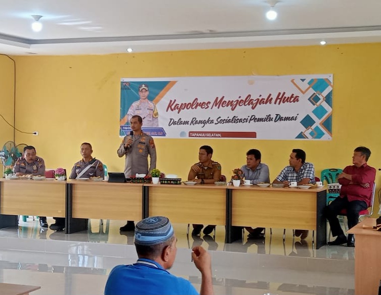 Kapolres Tapsel, AKBP Yasir Ahmadi, saat menyampaikan arahan ke masyarakat dalam program Jelajah Huta