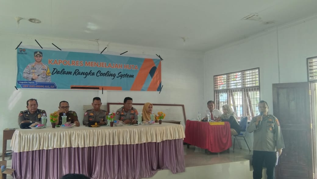 Kabag Log, Kompol Daulat MZ Harahap, di sela gerakan Jelajah Huta Kapolres Tapsel