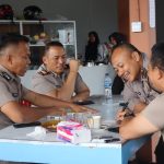 Kasat Lantas Polres Tapsel, AKP Danil Saragih, bersama Kanit Tipikor, Ipda Sahat M Harahap, dan lainnya saat mengikuti turnamen dam batu gembira dalam rangka memeriahkan HUT Bhayangkara ke-78