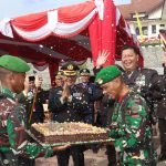 Kemeriahan HUT Bhayangkara ke-78 pecah saat Prajurit Yonif 123/Rajawali membawa kejutan berupa kue ulang tahun ke jajaran Polres Tapsel