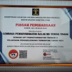 Kakanwil Kemenkumham Sumut, Imam Suyudi, mengganjar Lapas Kelas IIB Tebing Tinggi penghargaan, usai jadi UPT permasyarakatan paling banyak melakukan penggeledahan tahun 2023