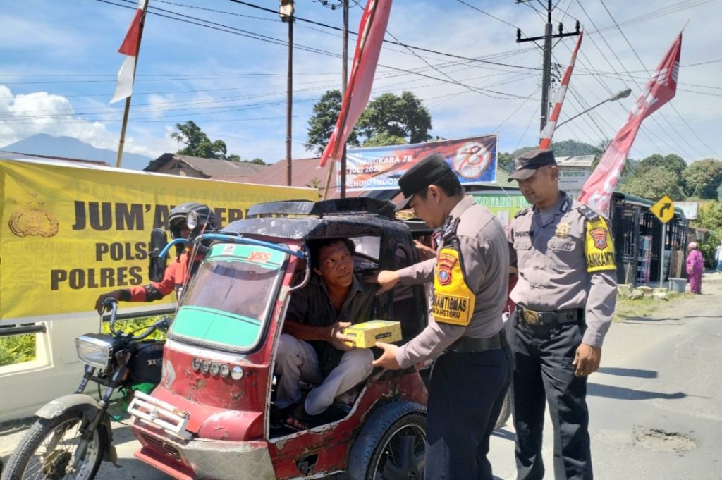 Jumat Berkah, Polsek Batang Toru Berbagi Puluhan Nasi Kotak