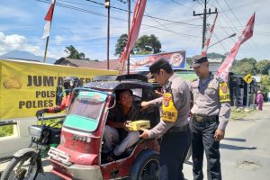 Jumat Berkah, Polsek Batang Toru Berbagi Puluhan Nasi Kotak