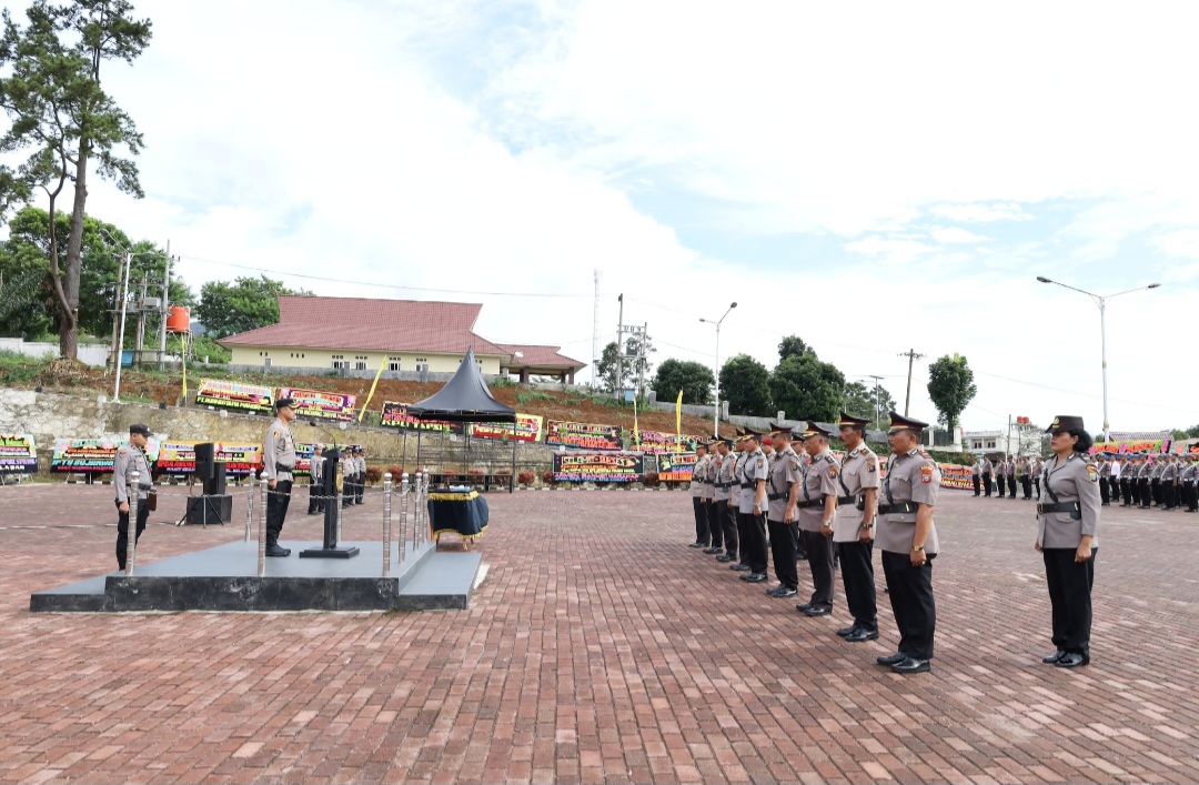 Kapolres Tapsel, AKBP Yasir Ahmadi, saat memimpin Upacara Sertijab dan pelantikan 11 pejabat