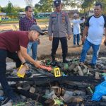 Tim Inafis dari Polres Tapanuli Selatan bersama personel Polsek Padang Bolak saat melakukan olah TKP usai insiden kebakaran di Asrama Putra Ponpes Darel Hasan Kabupaten Paluta