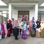 Kapolsek Padang Bolak, AKP Harun Manurung, saat menyerahkan bantuan secara simbolis ke Pengurus Ponpes Darel Hasan, Ustad Imom P Tanjung