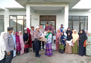 Usai Kebakaran, Kapolsek Padang Bolak Beri Bantuan ke Ponpes Darel Hasan