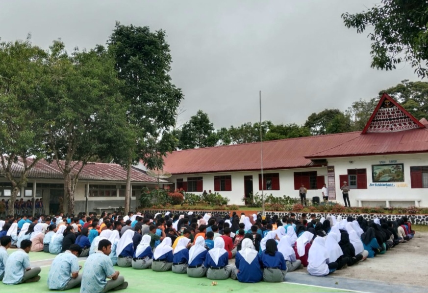 Ratusan siswa SMAN 1 Sipirok, saat mendengarkan sosialisasi dan himbauan dari Kapos Lantas Sipirok, Aiptu V Sitompul, terkait keselamatan berlalulintas dalam rangka Operasi Patuh Toba 2024