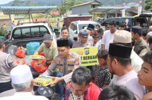 Jumat Berkah, Kapolres Tapsel Bagikan Ratusan Nasi Kotak dan Bantu Puluhan Warga