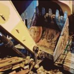 Beginilah kondisi Truk Trado berikut alat berat yang menabrak mobil, 2 unit Rumah, dan sepeda motor yang terparkir di teras