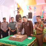 Kajari Paluta, Dr Hartam Ediyanto, bersama Pj Bupati Patuan Rahmat Syukur Hasibuan, Kapolres Tapsel AKBP Yasir Ahmadi, dan lainnya saat memotong kue ulang tahun sebagai kekompakan memperingati Hari Bhakti Adhyaksa ke-64