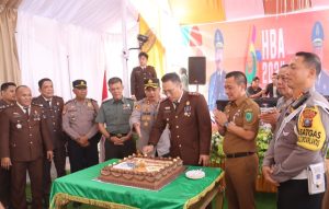 Hari Bhakti Adhyaksa ke-64, AKBP Yasir Beri Kejutan ke Kejari Paluta