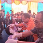 Direktur & CFO PT AR, Noviandri, meneteskan obat tetes mata kepada pasien Operasi Katarak Gratis 2024 di Puskesmas Batang Toru