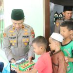 Sosok tegas namun penyayang Kapolres Tapsel, AKBP Yasir Ahmadi, begitu digandrungi anak-anak saat ia membagikan nasi kotak dalam program Jumat Berkah usai salat Jumat berjamaah di Masjid Al Falah di Desa Marisi, Kecamatan Angkola Timur