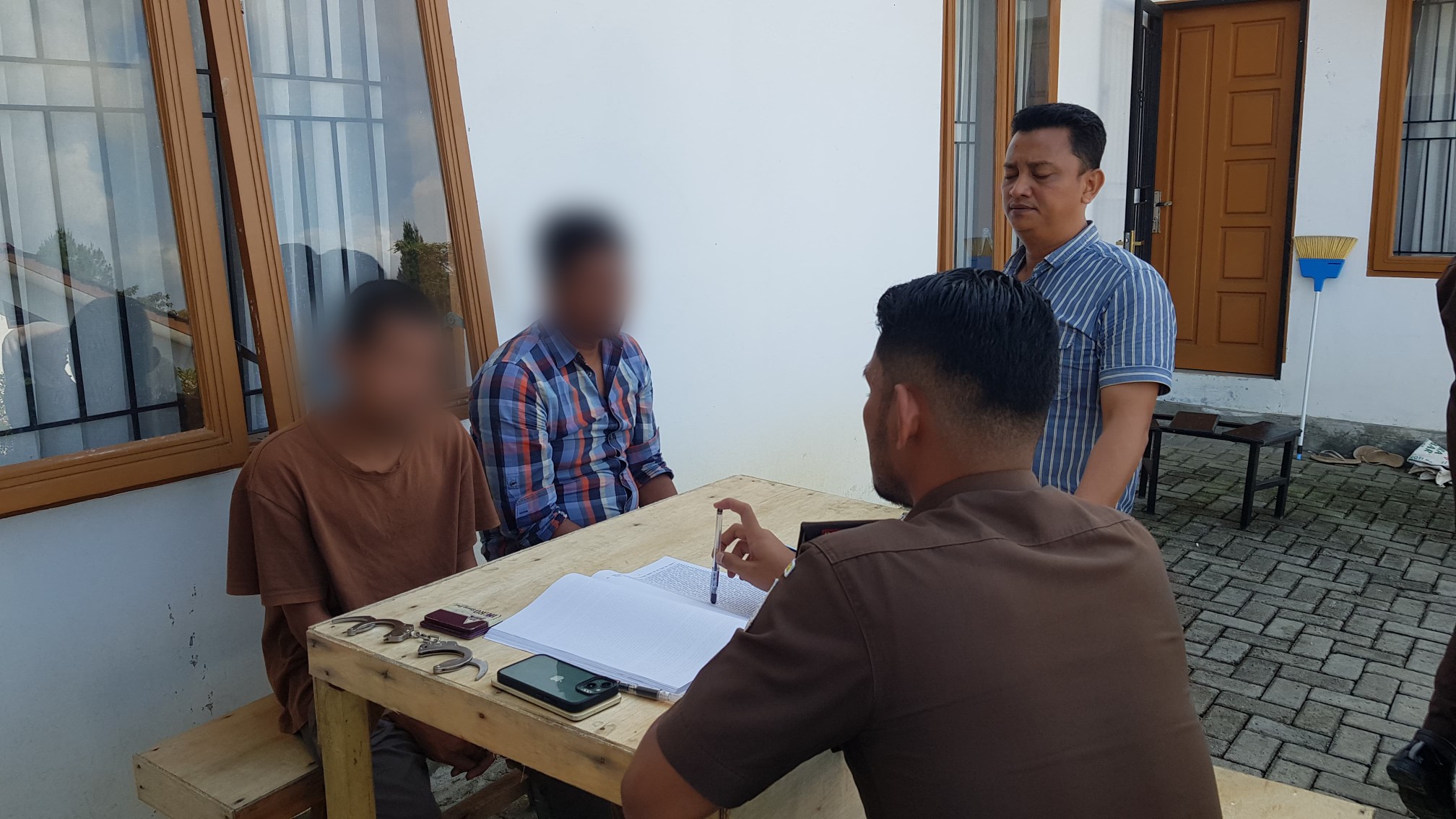 Penyidik Unit Reskrim Polsek Batang Toru limpahkan dua tersangka kasus pencurian ke Kejari Tapsel
