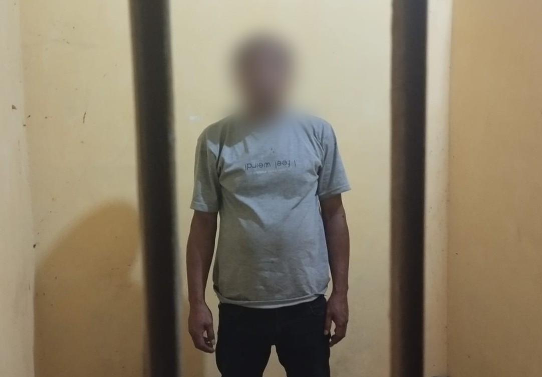Inilah sosok pria berusia 45 tahun, PS, yang nekat menghabisi nyawa pensiunan ASN, AI, usai tertangkap di Mako Polres Tapsel