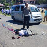 Kanit Regident Sat Lantas Polres Tapsel, Ipda Edy Sofyan Nasution, saat terjun langsung menolong dan mengevakuasi pelajar berusia 16 tahun sebelum dinyatakan meninggal dunia ke RSUD Sipirok usai mengalami kecelakaan tabrakan dengan Truk