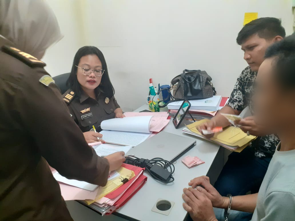 Penyidik Sat Resnarkoba Polres Tapsel melimpahkan tersangka kasus kepemilikan sabu ke JPU Kejari Paluta
