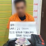 TH menunjukkan barang bukti sabu dan lainnya usai ditangkap Tim dari Sat Resnarkoba Polres Tapsel