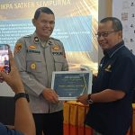 Kapolres, AKBP Yasir Ahmadi, diwakili Kabag Ren, Kompol Rudi Siregar, menerima penghargaan dari Kepala KPPN Padangsidimpuan, Ieng, berkat Polres Tapsel mencapai nilai IKPA 100 di periode semester pertama TA 2024