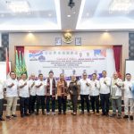 Pj Wali Kota Padangsidimpuan, Timur Tumanggor, berfoto bersama dengan Ketua Umum Kadin Sumatera Utara, Firsal Dida Mutyara, dan para Ketua Kadin se-Tabagsel di sela Rapimko/Rapimkab rutin tahunan Kadin