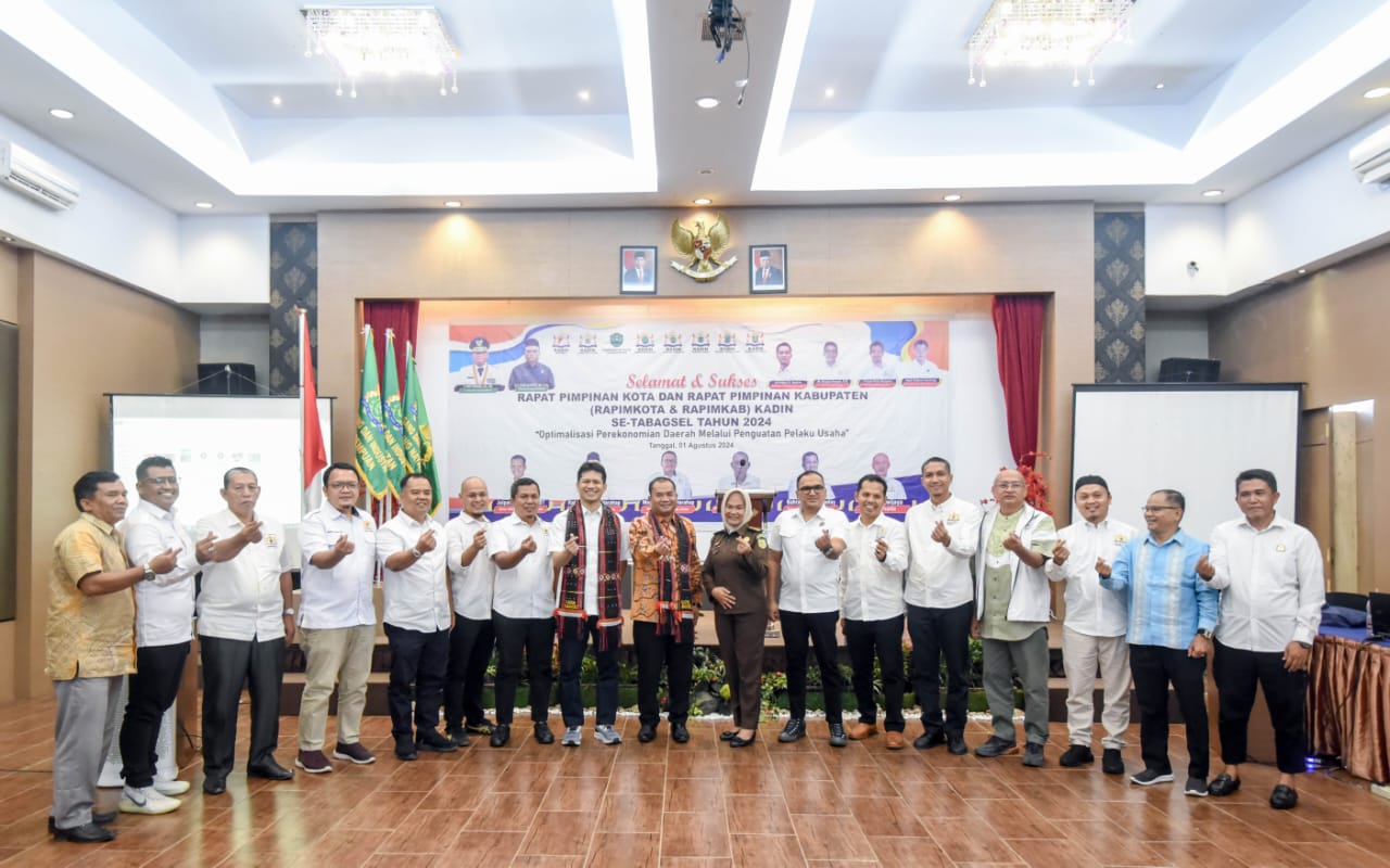 Pj Wali Kota Padangsidimpuan, Timur Tumanggor, berfoto bersama dengan Ketua Umum Kadin Sumatera Utara, Firsal Dida Mutyara, dan para Ketua Kadin se-Tabagsel di sela Rapimko/Rapimkab rutin tahunan Kadin