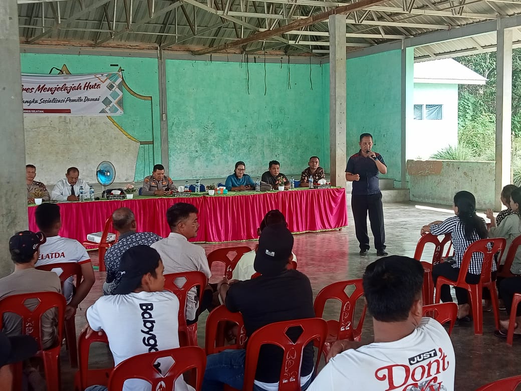 Kasat Resnarkoba Polres Tapsel, AKP Salomo Sagala, membakar semangat masyarakat untuk berkolaborasi dengan Polri jihad melawan narkoba saat gerakan Kapolres Tapsel Jelajah Huta