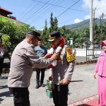 Kapolres Tapsel, AKBP Yasir Ahmadi, disambut Kapolsek, AKP Arma Ginda Harahap, saat kunjungan ke Mako Polsek Batang Angkola