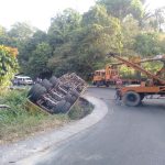 Beginilah kondisi Truk yang terbalik dan terjun ke dalam jurang