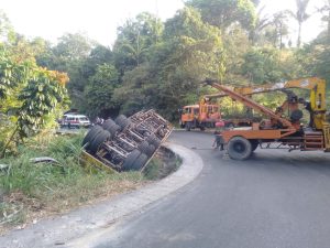 Elakkan Tabrakan, Truk Muatan Besi Ulir Terbalik dan Masuk ke Jurang