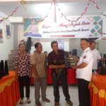 Kasat Resnarkoba, AKP Salomo Sagala, saat memberi souvenir usai paparan dalam gerakan Kapolres Tapsel Jelajah Huta