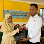 Kanit Tipikor Sat Reskrim Polres Tapsel, Ipda Sahat Mahardian Harahap, saat serahkan souvenir ke salah satu masyarakat usai menggelar gerakan Kapolres Tapsel Jelajah Huta