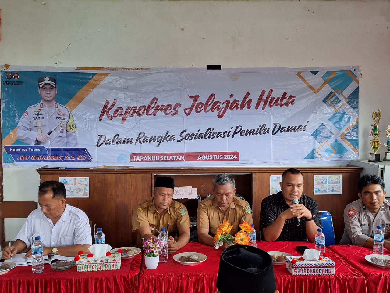 Kasat Intelkam Polres Tapsel, Iptu Oloan Lubis, saat memberi paparan dalam gerakan Kapolres Jelajah Huta