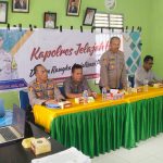Kapolsek Batang Angkola, AKP Armaginda Harahap, bersama Kasi Propam Polres Tapsel, AKP R Trihardjanto, saat memberikan arahan agar masyarakat tak gentar hadapi bandar atau pemain narkoba di sela gerakan Kapolres Jelajah Huta