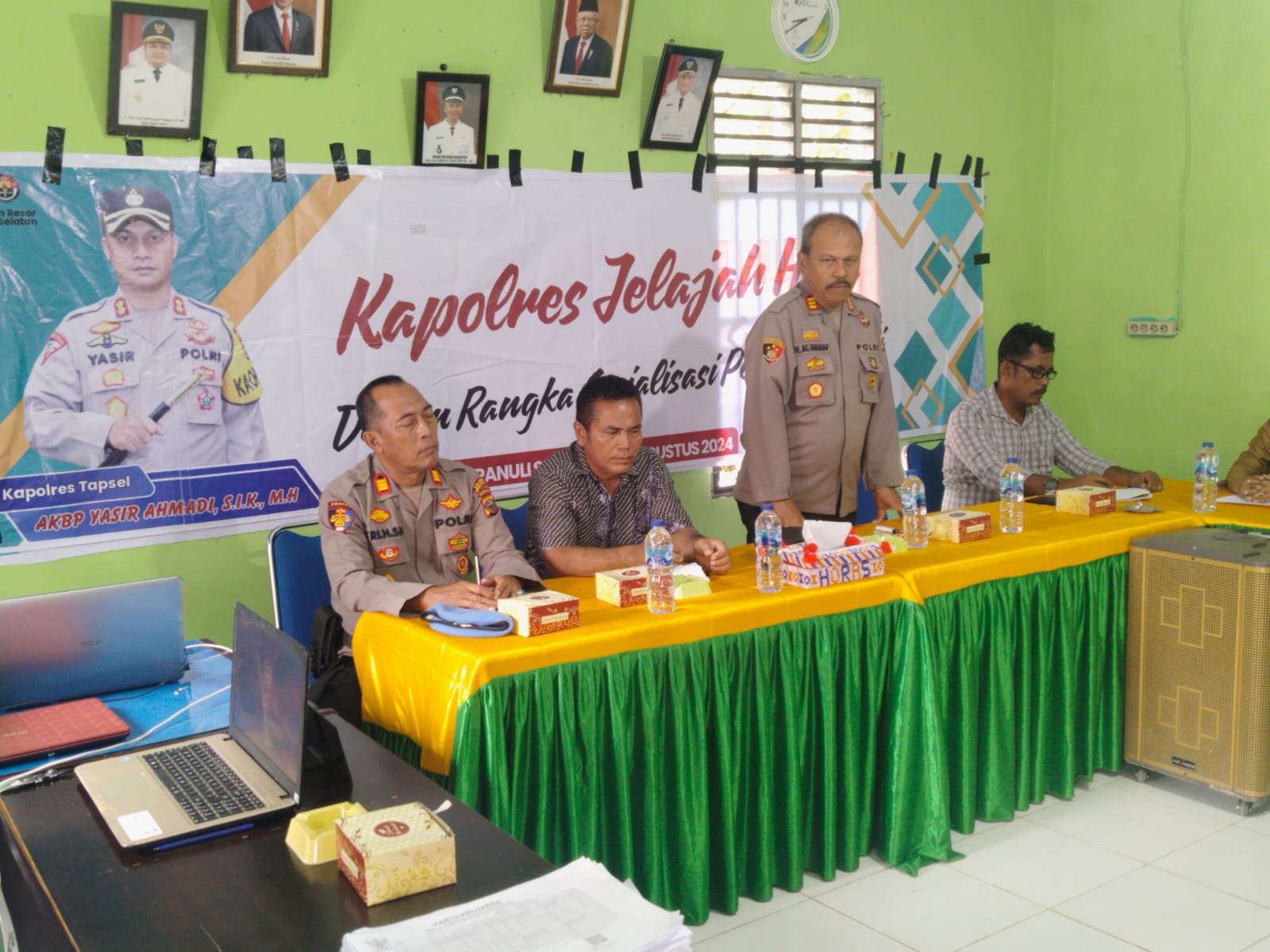 Kapolsek Batang Angkola, AKP Armaginda Harahap, bersama Kasi Propam Polres Tapsel, AKP R Trihardjanto, saat memberikan arahan agar masyarakat tak gentar hadapi bandar atau pemain narkoba di sela gerakan Kapolres Jelajah Huta