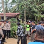 Kapolsek Dolok, Iptu Suhardi, saat memimpin personel dalam rangka pengamanan aksi Unras dari Aliansi Masyarakat dan Buruh Desa Padang Malaka di PT Tindoan Bujing