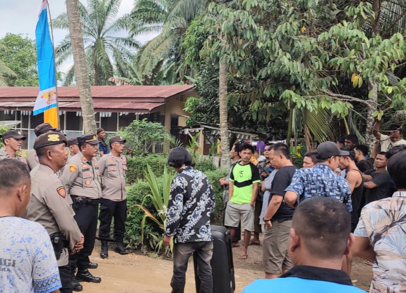 Kapolsek Dolok, Iptu Suhardi, saat memimpin personel dalam rangka pengamanan aksi Unras dari Aliansi Masyarakat dan Buruh Desa Padang Malaka di PT Tindoan Bujing