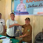 Kanit Tipiter Sat Reskrim Polres Tapsel, Ipda Ilham P Nasution, beri souvenir sebagai kenang-kenangan dalam gerakan Kapolres Jelajah Huta ke perangkat Desa Sialang