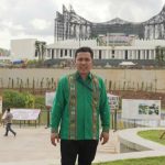 Khairul Arief dengan baju tenun khas Sipirok, Tapanuli Selatan, Sumatera Utara saat berada di depan Istana Negara Ibu Kota Nusantara (IKN), Penajam Paser Utara, Kalimantan Timur