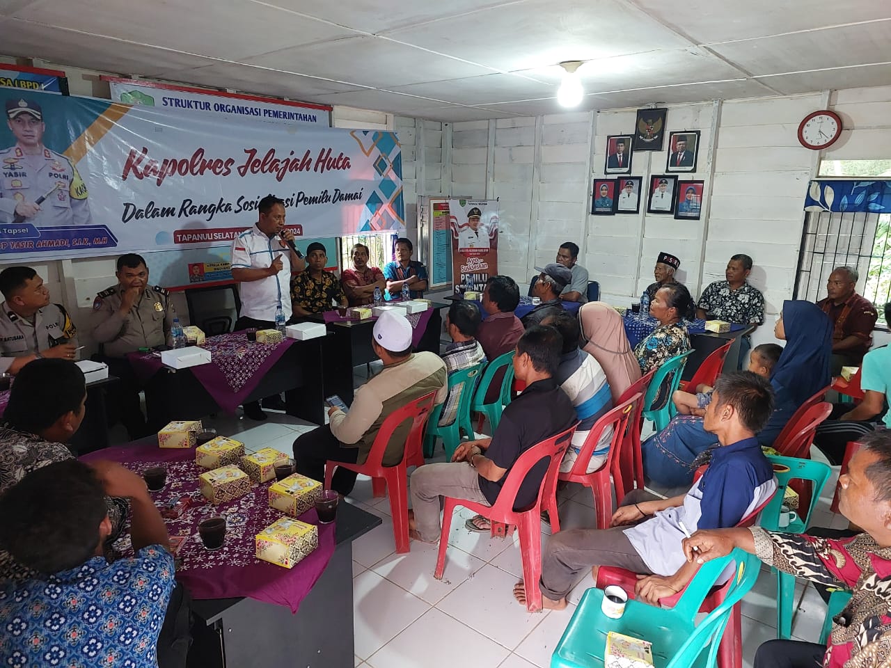 Kasat Resnarkoba Polres Tapsel, AKP Salomo Sagala, saat menggemakan kembali program jihad melawan narkoba di sela gerakan Kapolres Jelajah Huta
