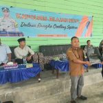 Kasat Lantas Polres Tapsel, AKP Danil Saragih, saat menyerahkan souvenir usai kegiatan gerakan Kapolres Jelajah Huta