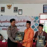 Ka SPKT Polres Tapsel, Ipda Irwan H Sarumpaet, menyerahkan souvenir ke perwakilan masyarakat di sela gerakan Kapolres Jelajah Huta