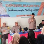 Kabag Sumda Polres Tapsel, AKP Sumanto Naibaho, memberi arahan ke masyarakat saat gerakan Kapolres Jelajah Huta
