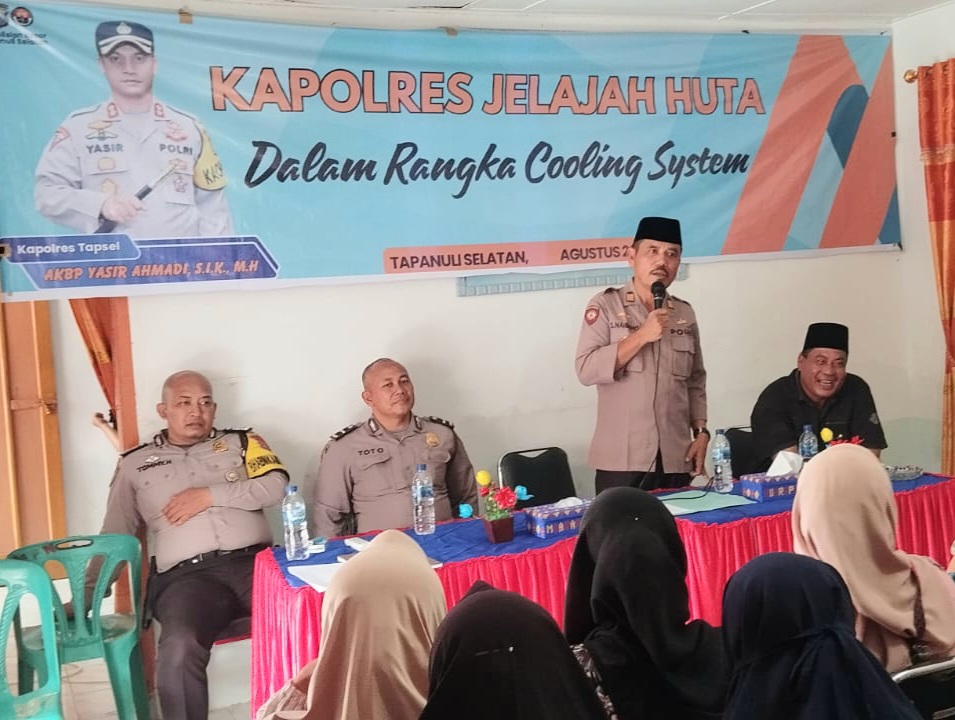 Kabag Sumda Polres Tapsel, AKP Sumanto Naibaho, memberi arahan ke masyarakat saat gerakan Kapolres Jelajah Huta