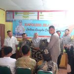 Kanit I Sat Reskrim Polres Tapsel, Ipda Maraden Hutabarat, menyerahkan souvenir ke perwakilan masyarakat di sela gerakan Kapolres Jelajah Huta