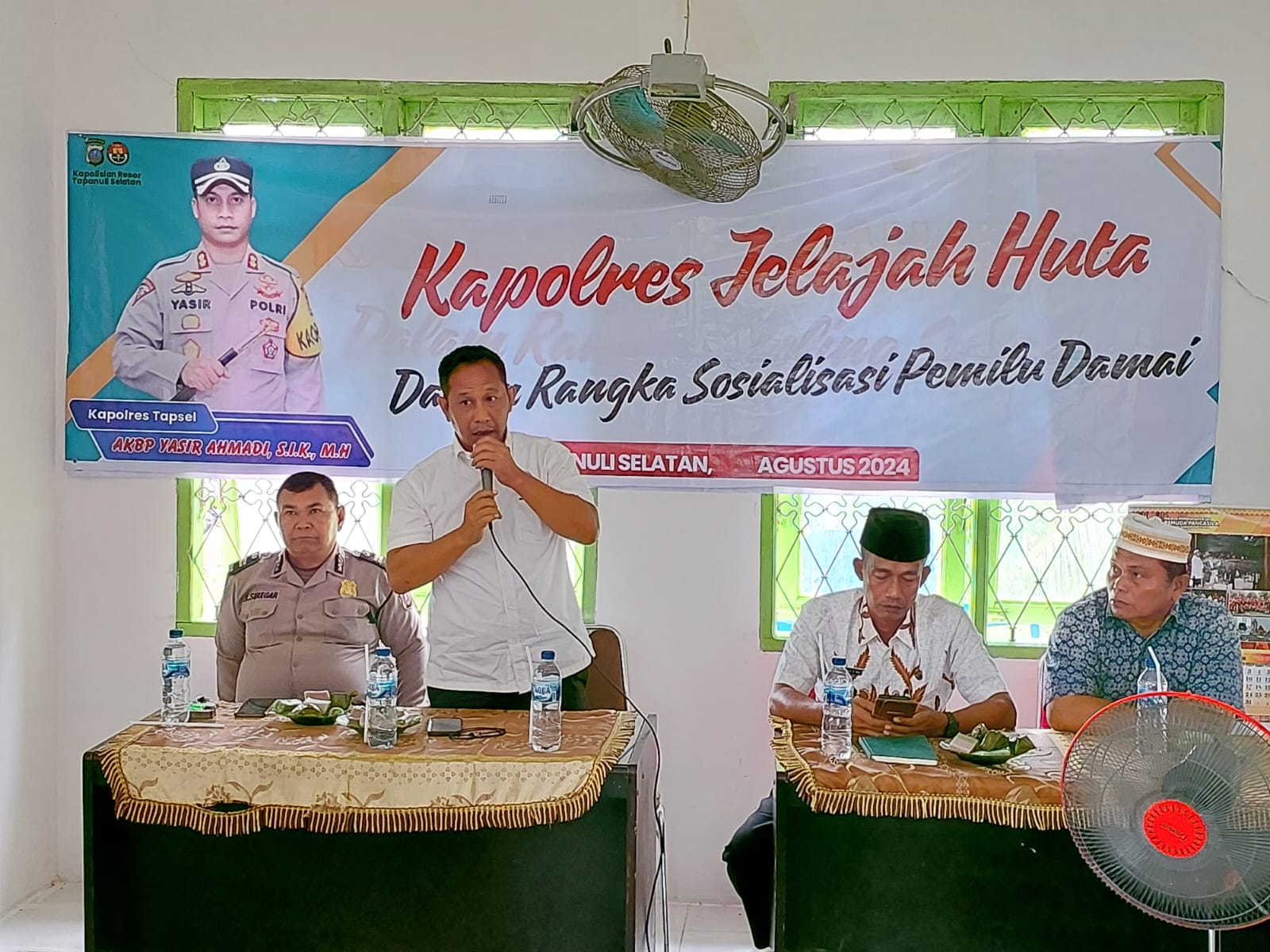 Kasat Resnarkoba Polres Tapsel, AKP Salomo Sagala, memberi arahan dan motivasi ke masyarakat agar jangan gentar dan takut hadapi bandar narkoba di sela gerakan Kapolres Jelajah Huta